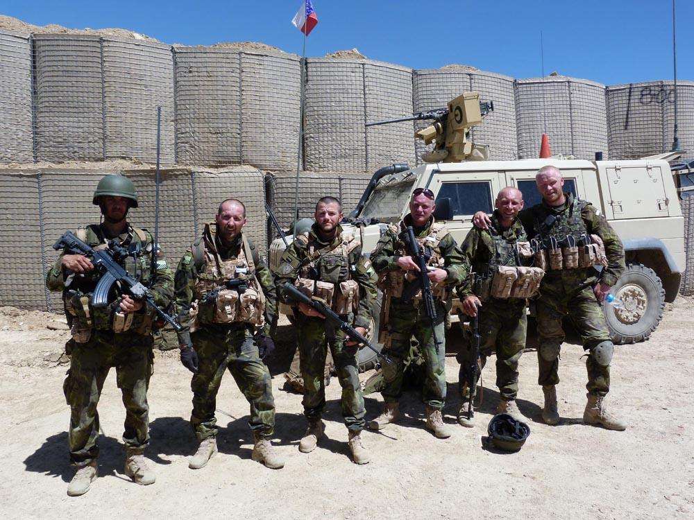 Adrian Werner (3. zleva) na základně Wardak (květen 2011)