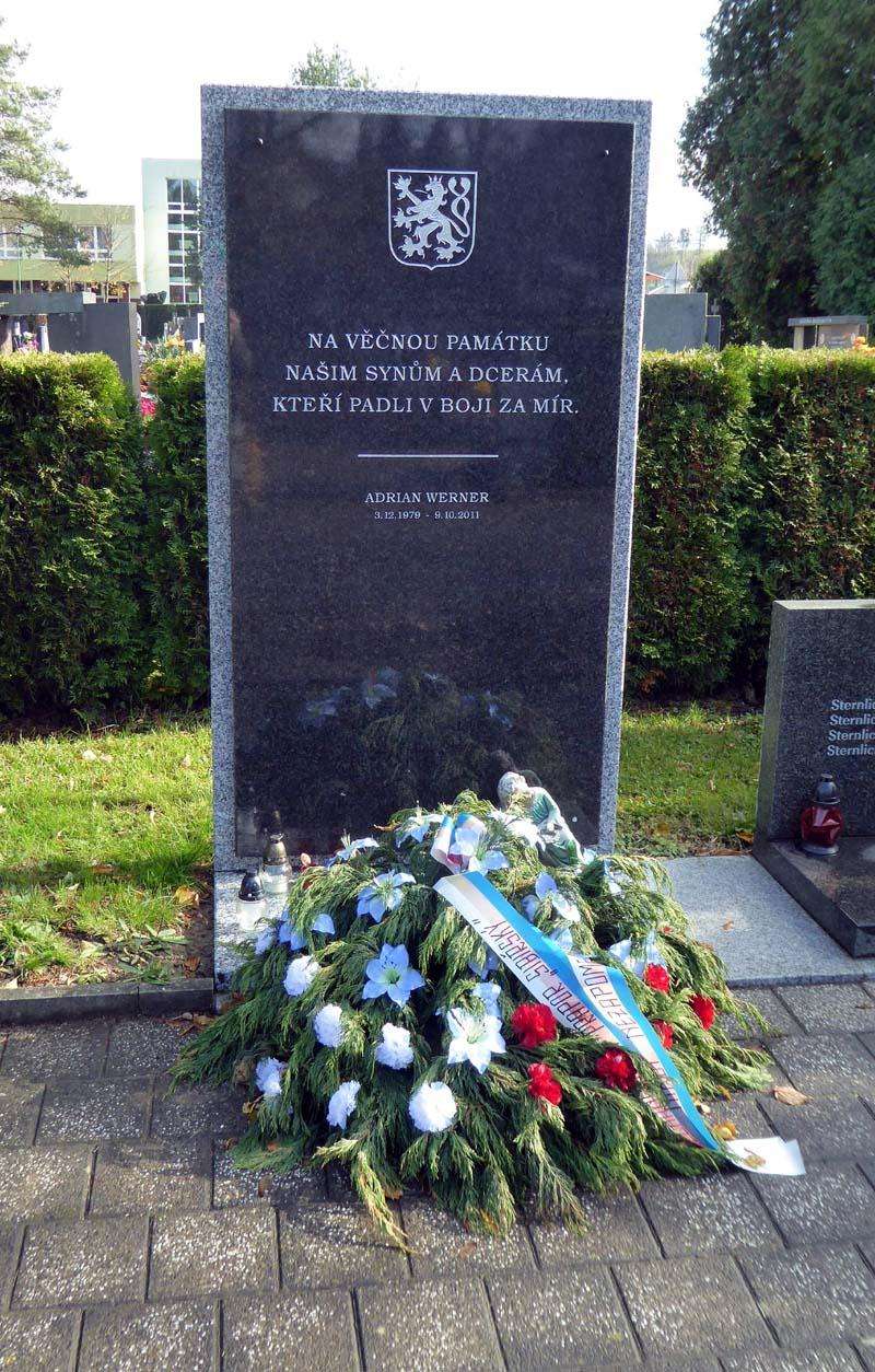 Detail památníku se jménem Adriana Wernera