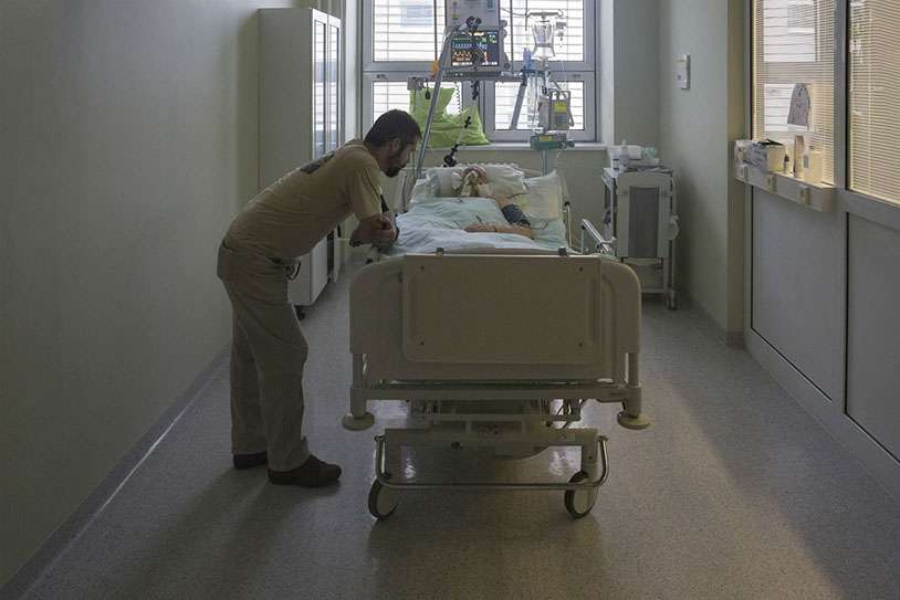 Přicházely se s ním rozloučit desítky přátel